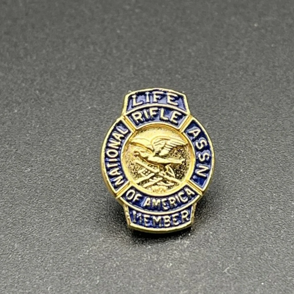 NRA National Rifle Association Of America Life Member Gold Tone Lapel Hat Pin‎